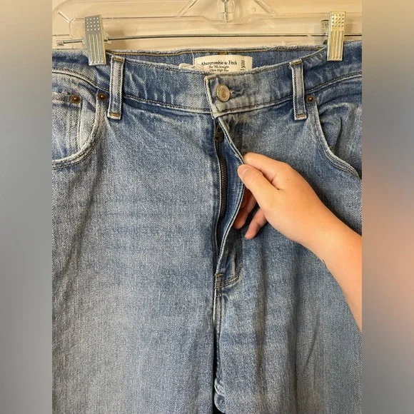 Abercrombie & Fitch Curve Love The ‘90s Straight Ultra High Rise Vent Hem Jeans - Picture 10 of 11